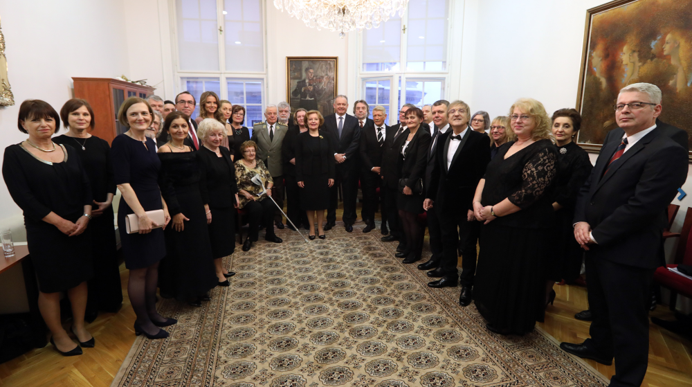 Prezident vyznamenal akademičku Omastovú a akademika Valka